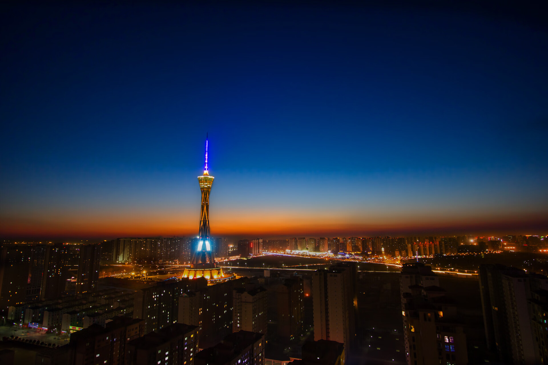 多位球员入选全明星赛成为年度表现认可的重要标志，全明星赛十佳球