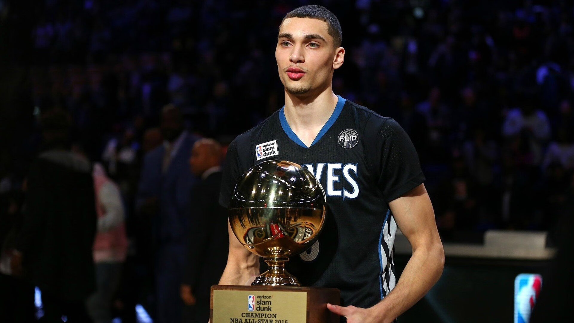 下载乐鱼体育APP-【罚分规则玩转】裁判如何迅速判断犯规，为比赛增添悬念？，裁判这算不算犯规