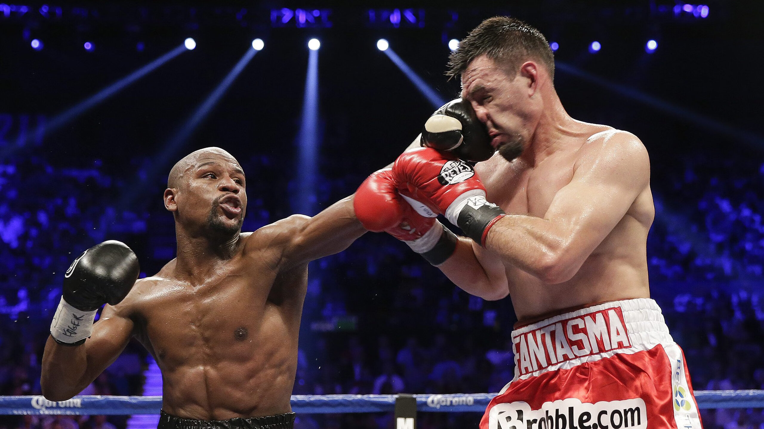 乐鱼在线-夜幕下的水上灯光秀，融合科技的运动新体验，水上灯光秀文案