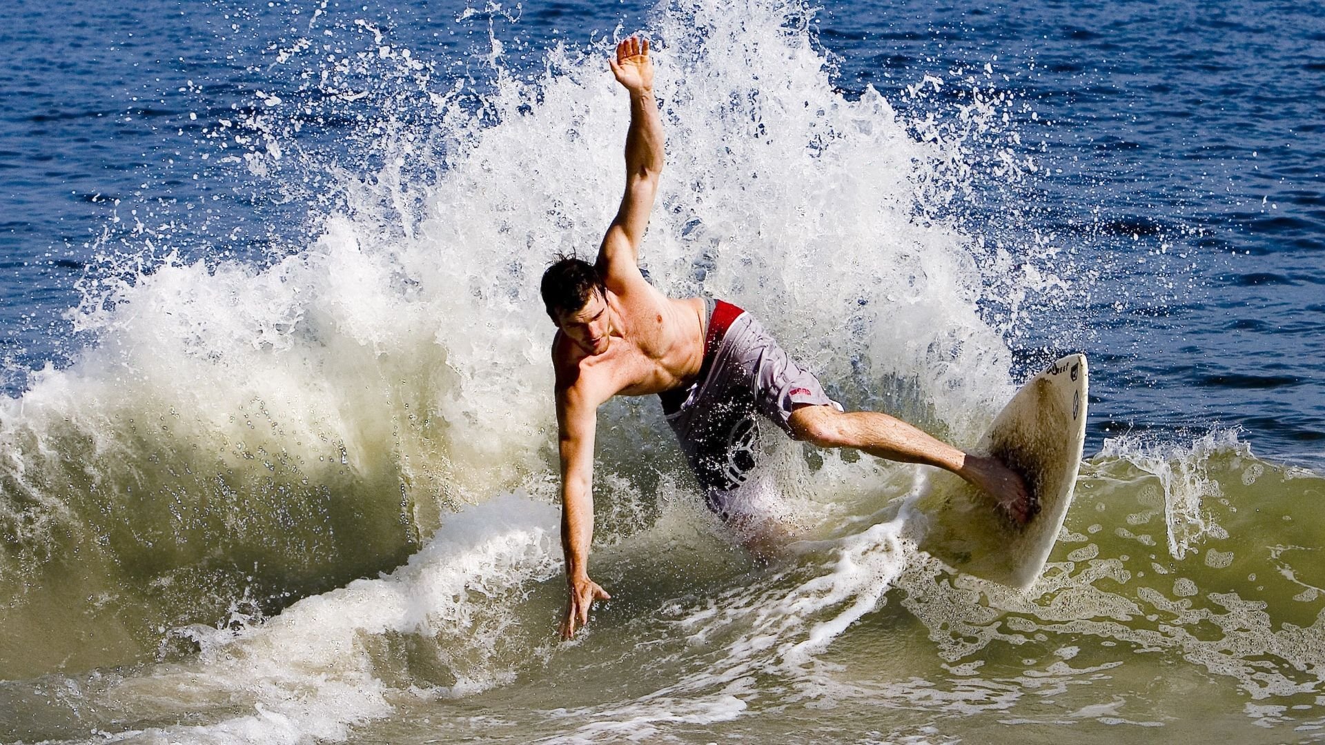 乐鱼游戏入口-绿色创新:赛车材料向环境友好转型,绿色的赛车